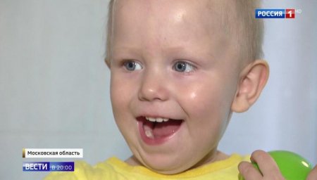 Улыбчивый и смышленый: маленький мальчик внезапно оказался без родителей