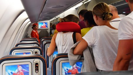 Минтранс может разрешить бесплатно провозить детское автокресло в самолете