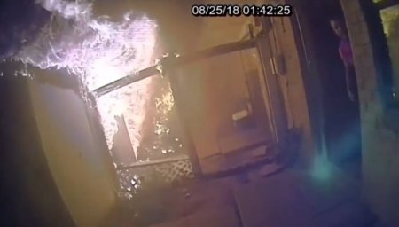 Полицейский спас семью с детьми из горящего дома. Видео Полицейский спас семью с детьми из горящего дома. Видео