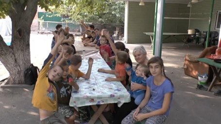 Четырнадцать школьников в семье: мать-героиня отправила детей на занятия