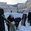 Саратовские педагоги собирали в мешки снег в двадцатиградусный мороз во время субботника