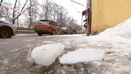 Самарские коммунальщики сбросили с крыши снег на женщину с ребенком