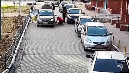 Таксист переехал ребенка в омском дворе. Видео Таксист переехал ребенка в омском дворе. Видео